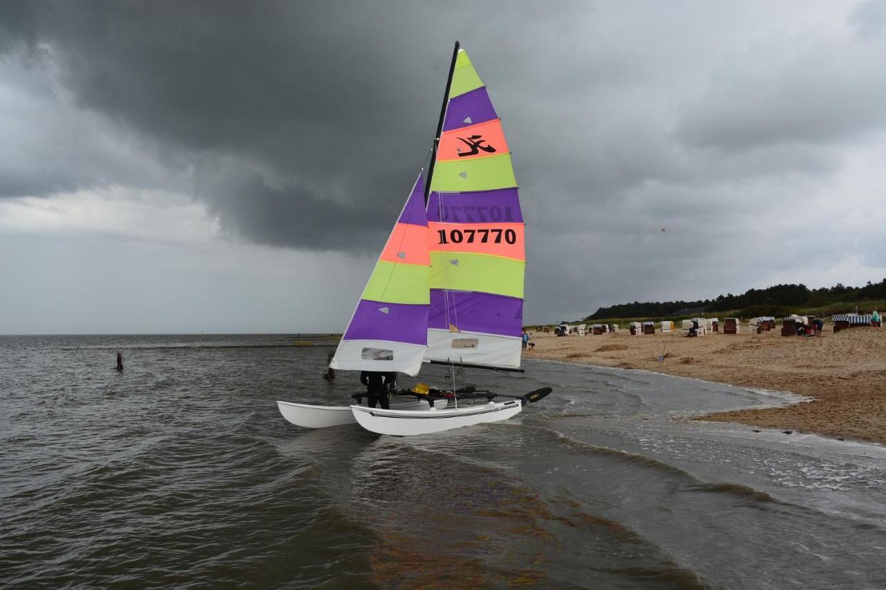 Luettje Huus Frieda Mit Strandkorb Am Strand Von Mai Bis September Куксхафен Экстерьер фото